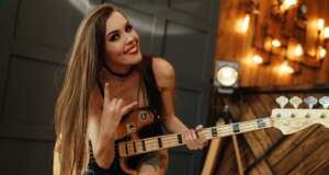 музична конференція з гітаристкою