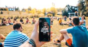 Стільниковий телефон на природі